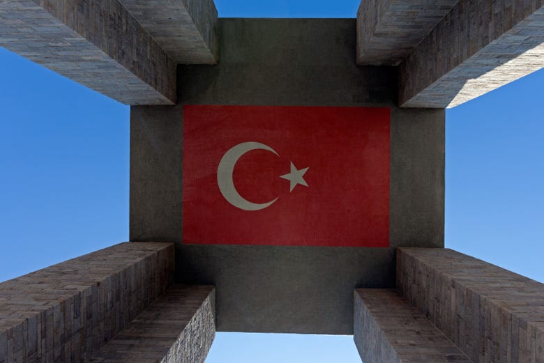 La bandera turca en el interior del Monumento a los Mártires