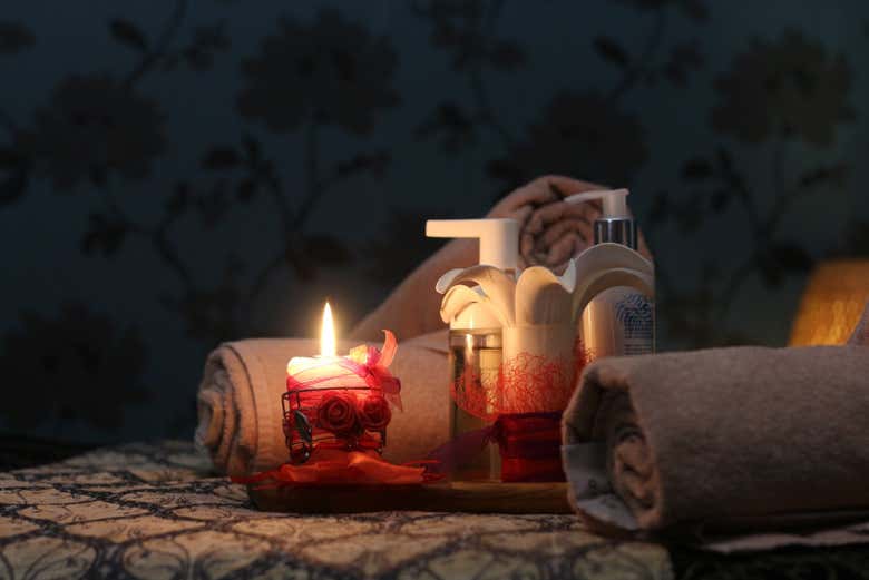 Velas y aceites para crear ambiente durante el baño turco