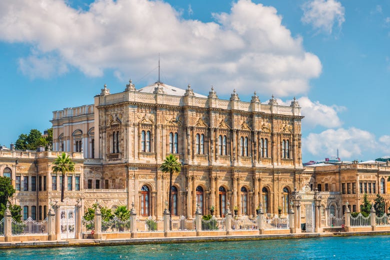 El Palacio Dolmabahçe visto desde las aguas del Bósforo