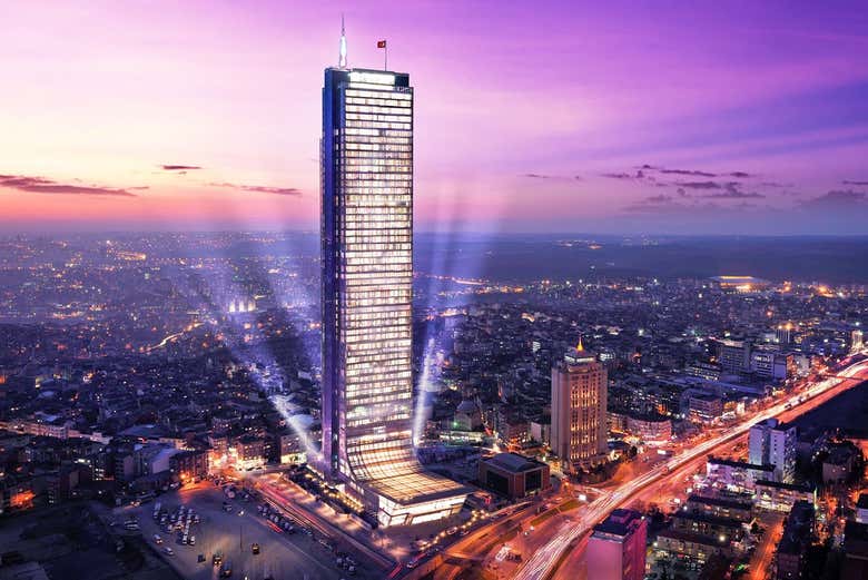 El Istanbul Sapphire iluminado